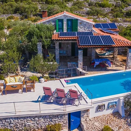 بيت للعطل House Robinson Tiziana
